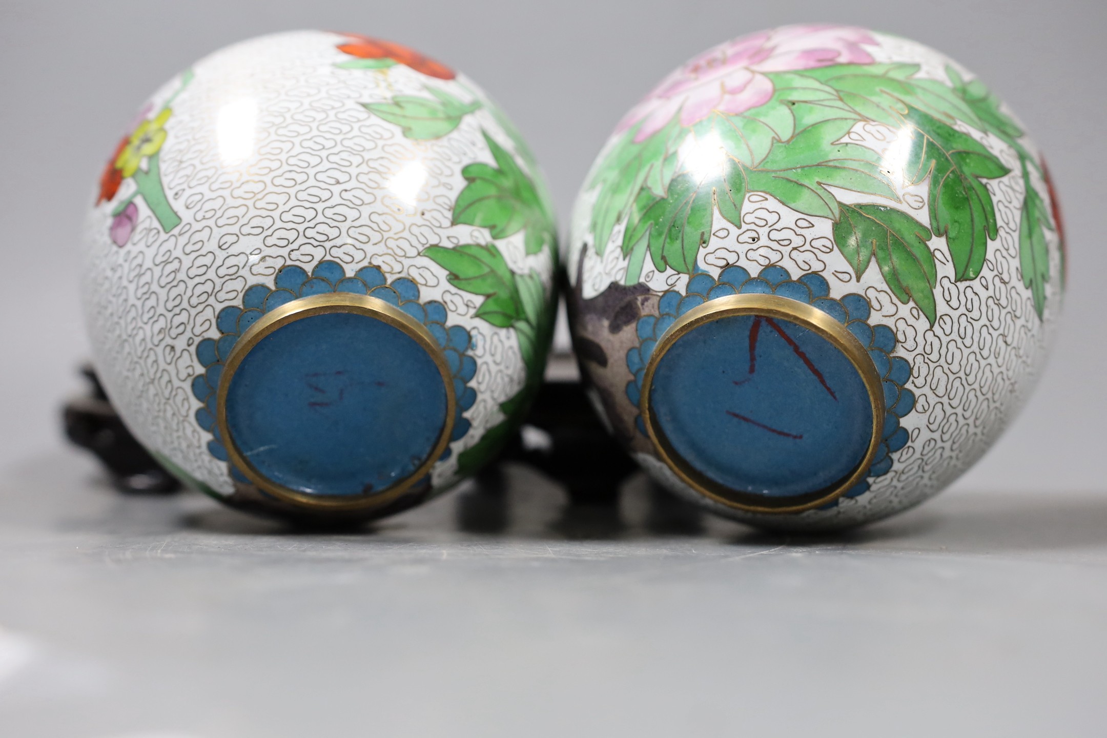 A pair of Chinese cloisonné enamel jars and covers on stands, total height 15.5 cm